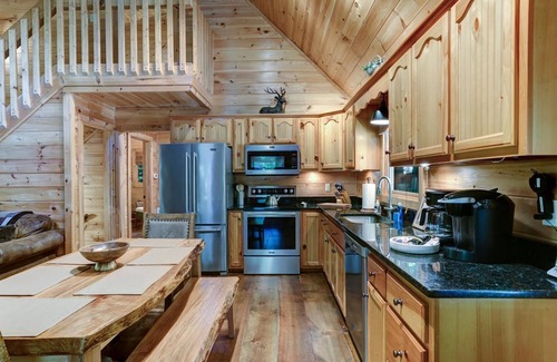 Cashes Valley Cabina | River Rush - Reconnect with Nature, Luxury Amenities, Fishing and Scenic Views