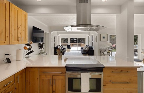 Leaburg Casa | River's Rest: Waterfront, Hot Tub, Pool table