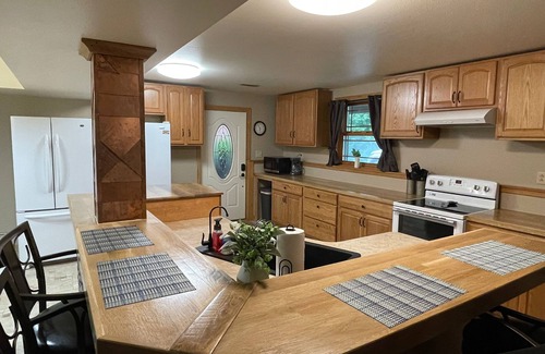 Lansing Casa | River Valley Cabin