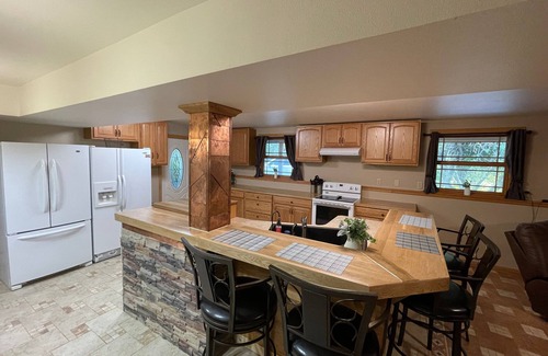 Lansing Casa | River Valley Cabin