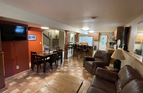 Lansing Casa | River Valley Cabin