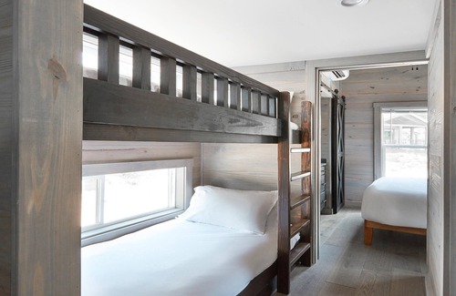 Arden Chalet De Esquí | River View Bunk Cabin with Hot Tub