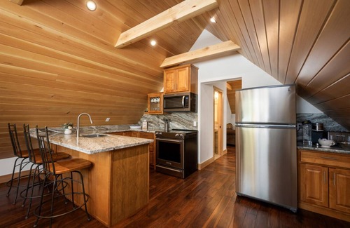 Olympic Valley Casa | River-View Chalet 5 Minutes to Squaw Valley 10 minutes to Lake Tahoe
