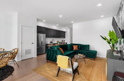 North Capitol Condominio | River View High-End Condo with Private Patio and FREE Parking