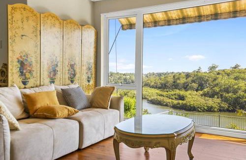 Lane Cove West Casa | River View Oasis: Spacious 3-Bed House with Pool
