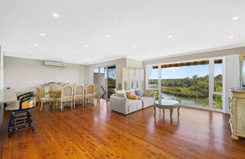 Lane Cove West Casa | River View Oasis: Spacious 3-Bed House with Pool