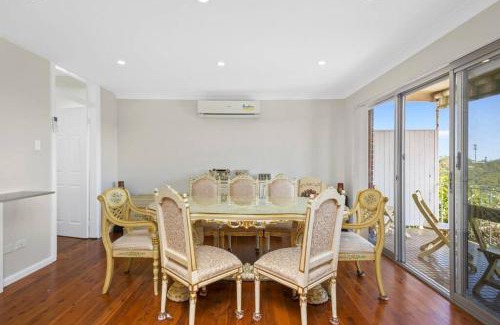 Lane Cove West Casa | River View Oasis: Spacious 3-Bed House with Pool