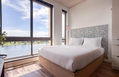 District Wharf Apartamento | River View Suite - The Wharf DC by Monthier