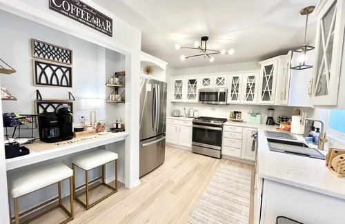 St. Charles Casa | River View, walk to town, stylish, Spacious