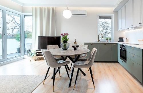Ilawa Apartamento | River View - widok na wodę, parking w hali, winda, 3pok i 5 łóżek, klima, Netflix i Max, centrum