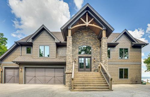 Peru Casa | River Views and Wraparound Deck Dubuque Getaway