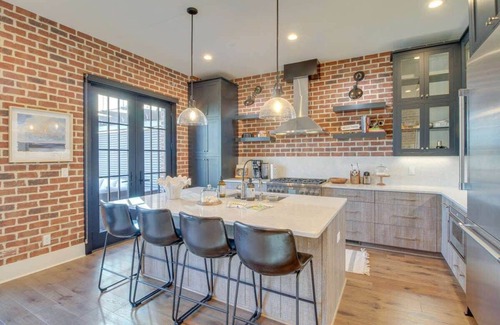 Hitch Village - Fred Wessels Homes Casa | River Views, Historic Central Neighborhood, Luxury Townhome
