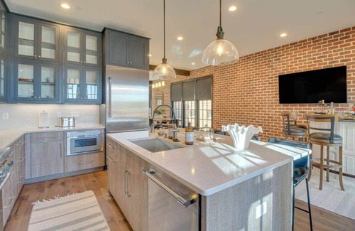 Hitch Village - Fred Wessels Homes Casa | River Views, Historic Central Neighborhood, Luxury Townhome