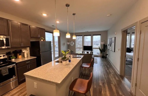Indianapolis Apartamento | River Views & Monon Trail Steps Away: Chic Oasis