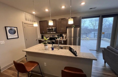 Indianapolis Apartamento | River Views & Monon Trail Steps Away: Chic Oasis