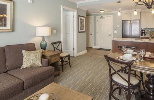 Lincoln Complejo | Lujo, nuevo 1 dormitorio + LR en River Walk Resort con balcón y vista de montaje 5 FL.