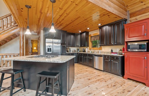 Bentonville Casa | River Woods Retreat:10min to River, L2 EV, Hikes, 2 Fireplaces, Hottub, SP 10mi