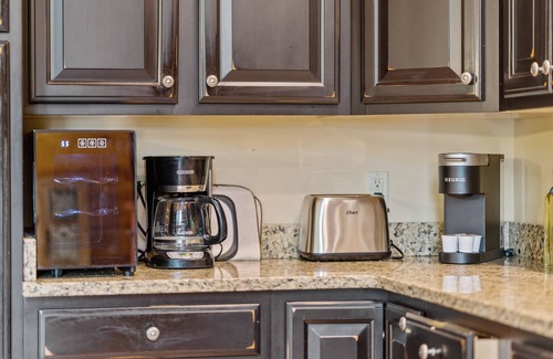 Bentonville Casa | River Woods Retreat:10min to River, L2 EV, Hikes, 2 Fireplaces, Hottub, SP 10mi