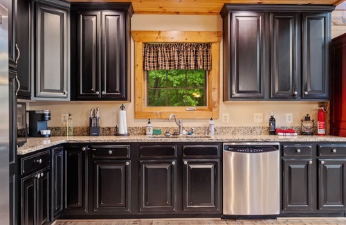 Bentonville Casa | River Woods Retreat:10min to River, L2 EV, Hikes, 2 Fireplaces, Hottub, SP 10mi