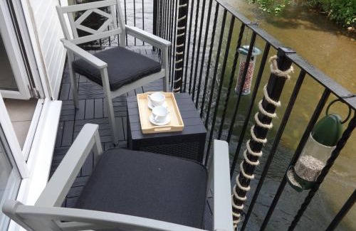 Egremont Casa | Riverbank Cottage River Ehan Double Balcony
