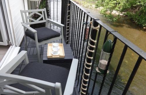 Egremont Casa | Riverbank Cottage River Ehan Double Balcony
