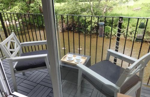 Egremont Casa | Riverbank Cottage River Ehan Double Balcony