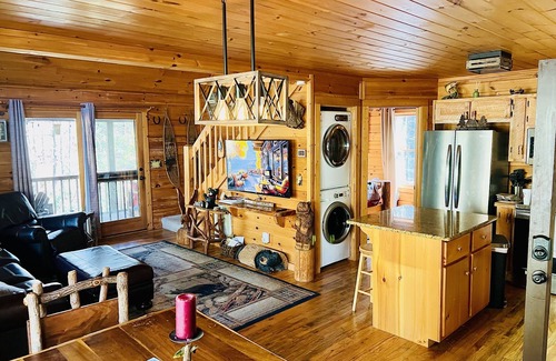 Epworth Cabina | Riverbend Log Cabin, Waterfront, HotTub, Tubing, Fishing, WiFi, Cable, Fire Pit