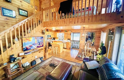 Epworth Cabina | Riverbend Log Cabin, Waterfront, HotTub, Tubing, Fishing, WiFi, Cable, Fire Pit