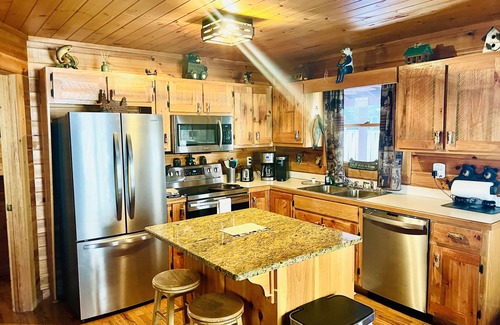 Epworth Cabina | Riverbend Log Cabin, Waterfront, HotTub, Tubing, Fishing, WiFi, Cable, Fire Pit