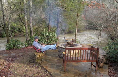 Epworth Cabina | Riverbend Log Cabin, Waterfront, HotTub, Tubing, Fishing, WiFi, Cable, Fire Pit