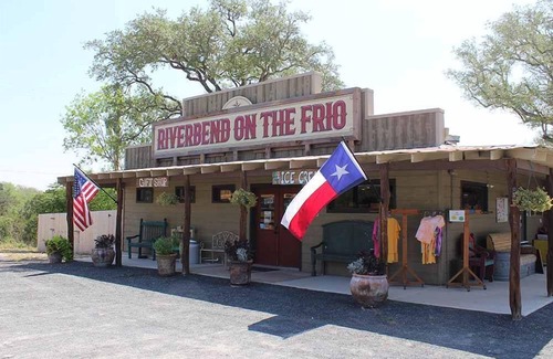 Uvalde County Cabina | Riverbend on the Frio Cabin 2