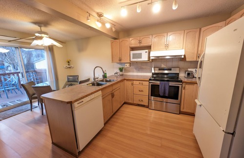 Southeast Calgary Casa | Riverbend Retreat: Spacious Haven