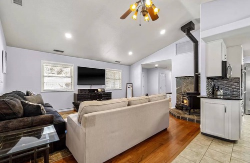 Yosemite Lakes Casa | Riverdell Hideaway is your private riverfront retreat.