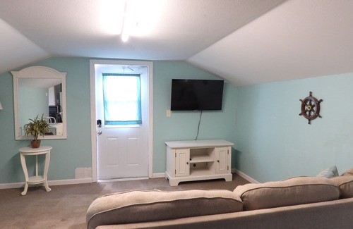 Tropic Apartamento | Riverfront 1 Bedroom Suite with river views