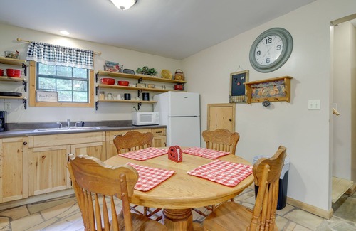 Briceville Cabina | Riverfront Briceville Cabina w / Patio y Fire Pit!