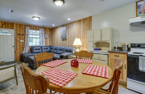 Briceville Cabina | Riverfront Briceville Cabina w / Patio y Fire Pit!