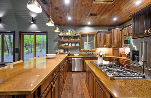 Golden Complejo | Riverfront Cabin, Bunkhouse & Saloon-160 Acres/ATV Trails!Kayaks Provided!