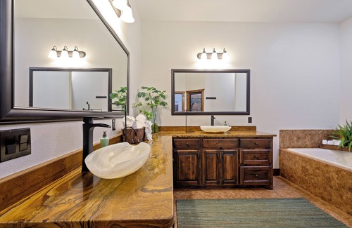 Golden Complejo | Riverfront Cabin, Bunkhouse & Saloon-160 Acres/ATV Trails!Kayaks Provided!