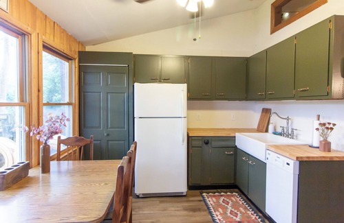 Luray Cabina | Riverfront Cabin, Ideal Location - Family and Pet Friendly w/ Hot Tub!