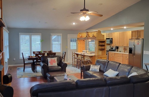 Cosby Cabina | Riverfront cabin near the Smoky Mountains with a hot tub.