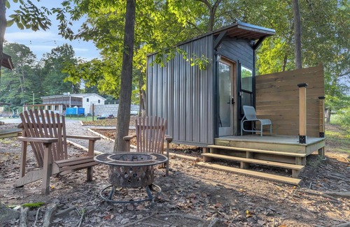 Greenville Cabina | Riverfront Camping Pod, W/Bath House, Close to DT
