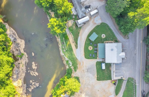 Greenville Cabina | Riverfront Camping Pod, W/Bath House, Min to DT