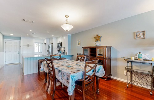 Folly Beach Condominio | Riverfront condo near Folly Beach with balcony, views, outdoor pool & tennis