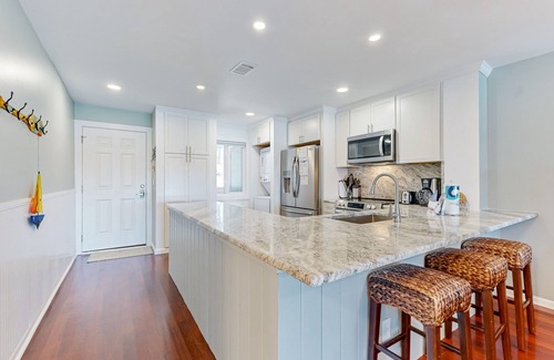 Folly Beach Condominio | Riverfront condo near Folly Beach with balcony, views, outdoor pool & tennis