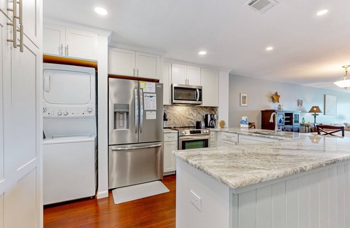 Folly Beach Condominio | Riverfront condo near Folly Beach with balcony, views, outdoor pool & tennis
