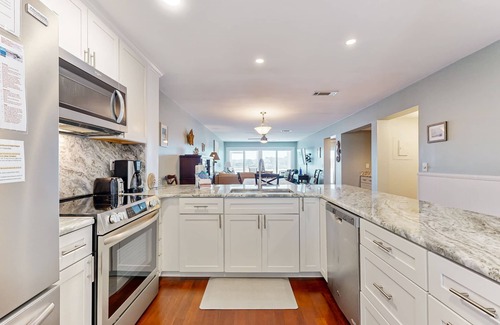 Folly Beach Condominio | Riverfront condo near Folly Beach with balcony, views, outdoor pool & tennis