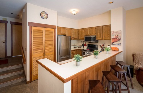 Tahoe City Condominio | Riverfront Condo w/Private Patio, HOA Hot Tub!