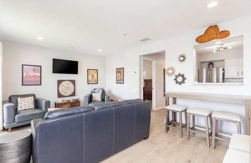 North Capitol Condominio | Riverfront Condo | Walk Downtown | Pool + Parking