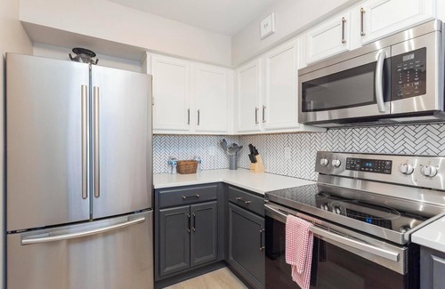 North Capitol Condominio | Riverfront Condo | Walk Downtown | Pool + Parking