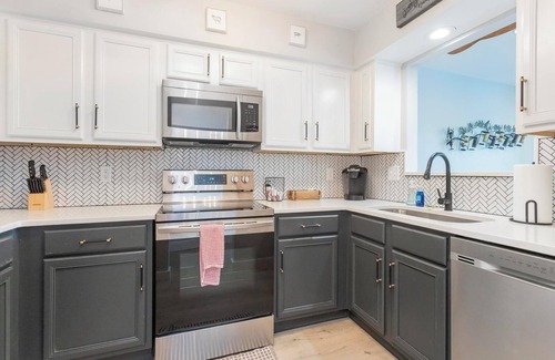 North Capitol Condominio | Riverfront Condo | Walk Downtown | Pool + Parking